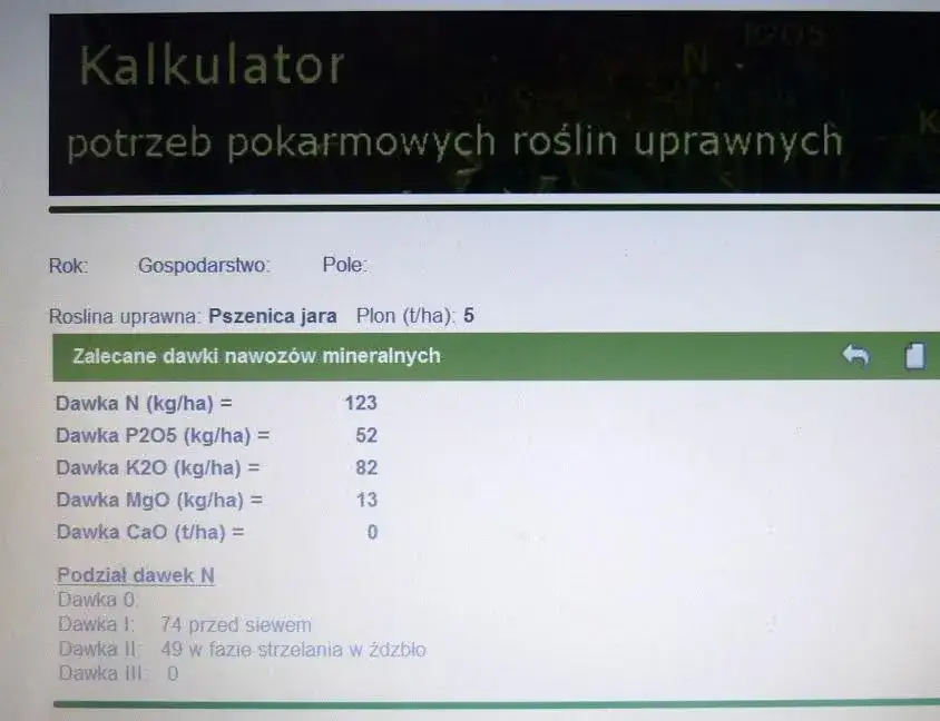 Rolnik obliczający dawki nawozów na pszenicę, kalkulator nawozowy